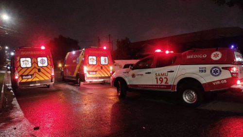 Moto é arremessada após colisão com carro; Duas vítimas ficam em estado grave