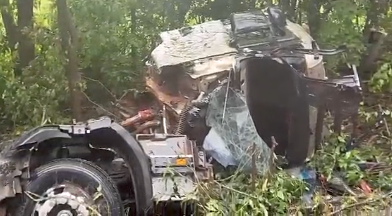 Caminhão sai da pista e bate em árvores na BR-163