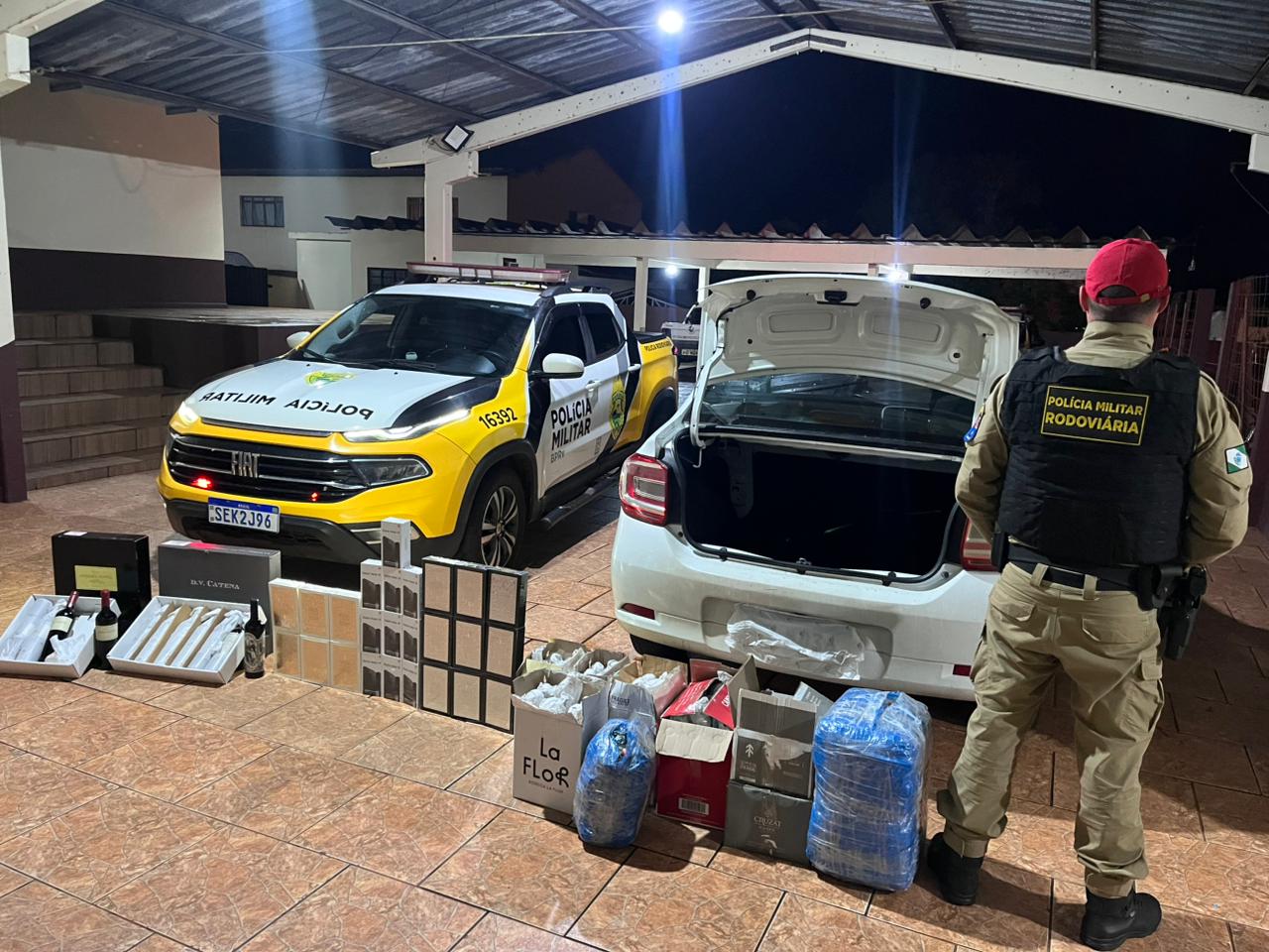 PRE flagra Logan lotado de vinhos, perfumes e celulares na BR-277