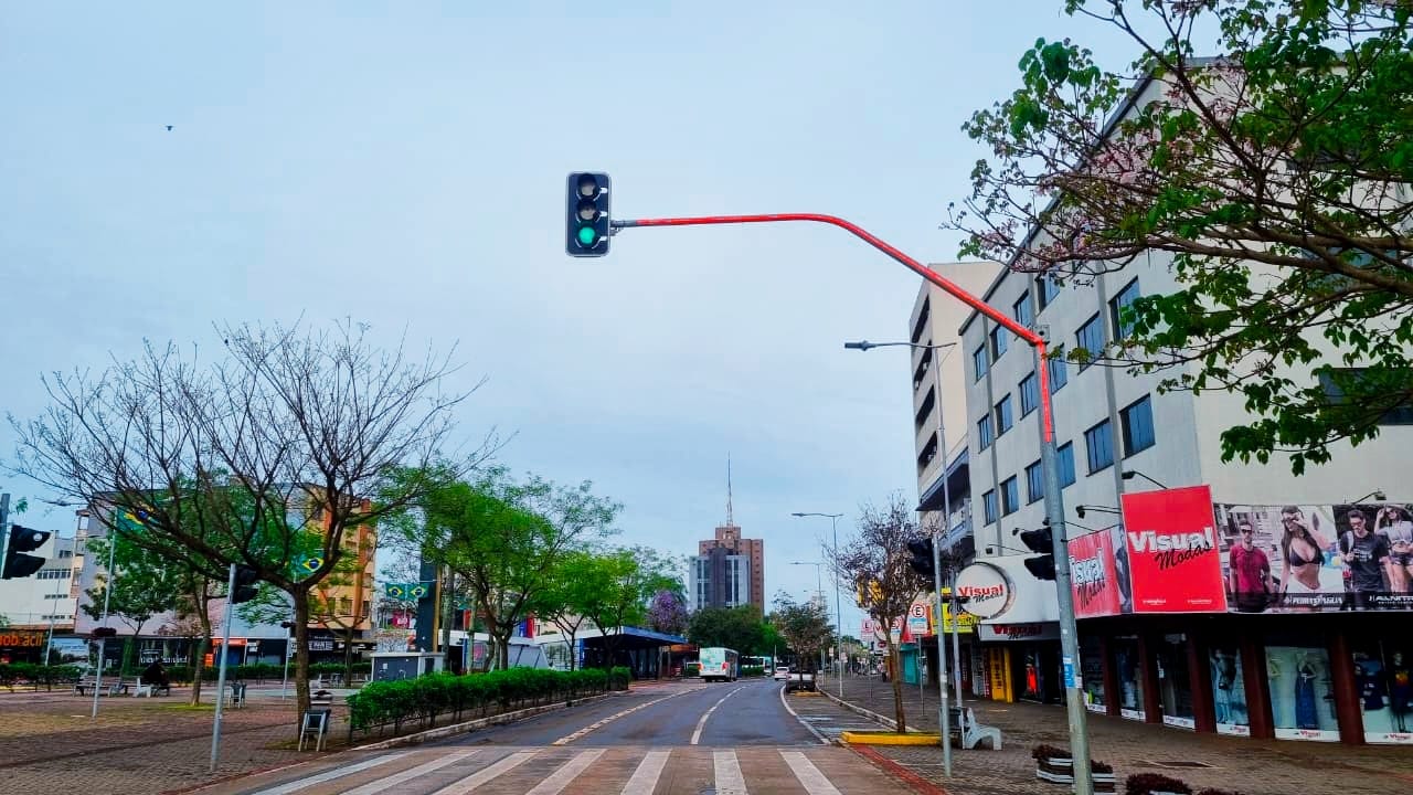 O clima em Cascavel está mais indeciso que o semáforo do calçadão