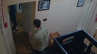 Morre homem baleado por policial civil em bar de Curitiba Morre homem baleado por policial civil em bar de Curitiba