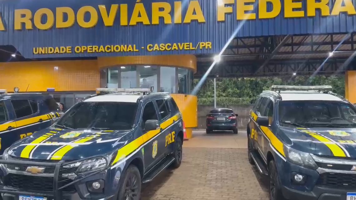 Trio é flagrado com mais de 3 mil maços de cigarro proibido na BR-277 em Cascavel