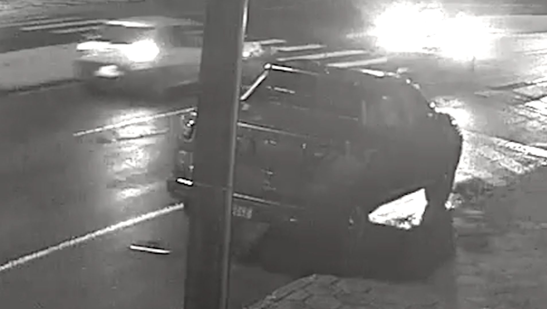 Vídeo mostra colisão entre Jeep Compass e Gol na Avenida Brasil