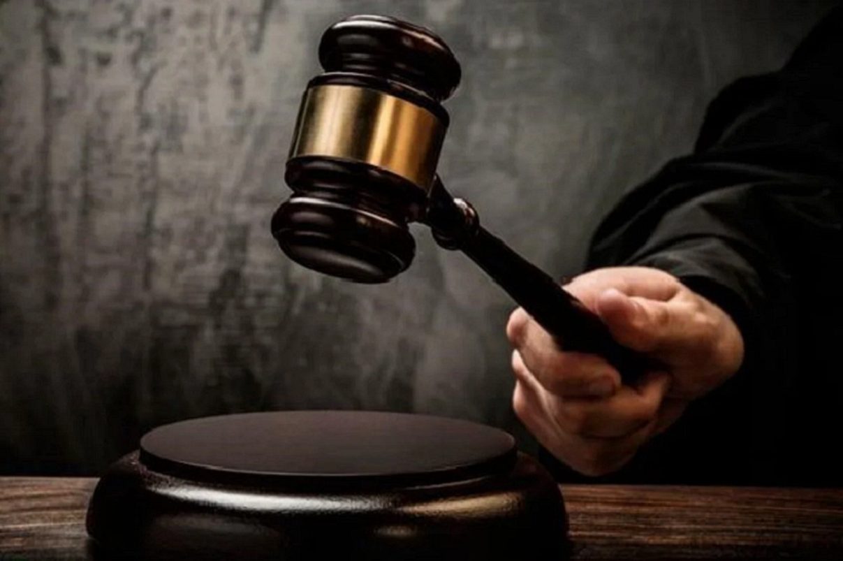 Homem mata mulher e esconde corpo no piso da casa onde viviam