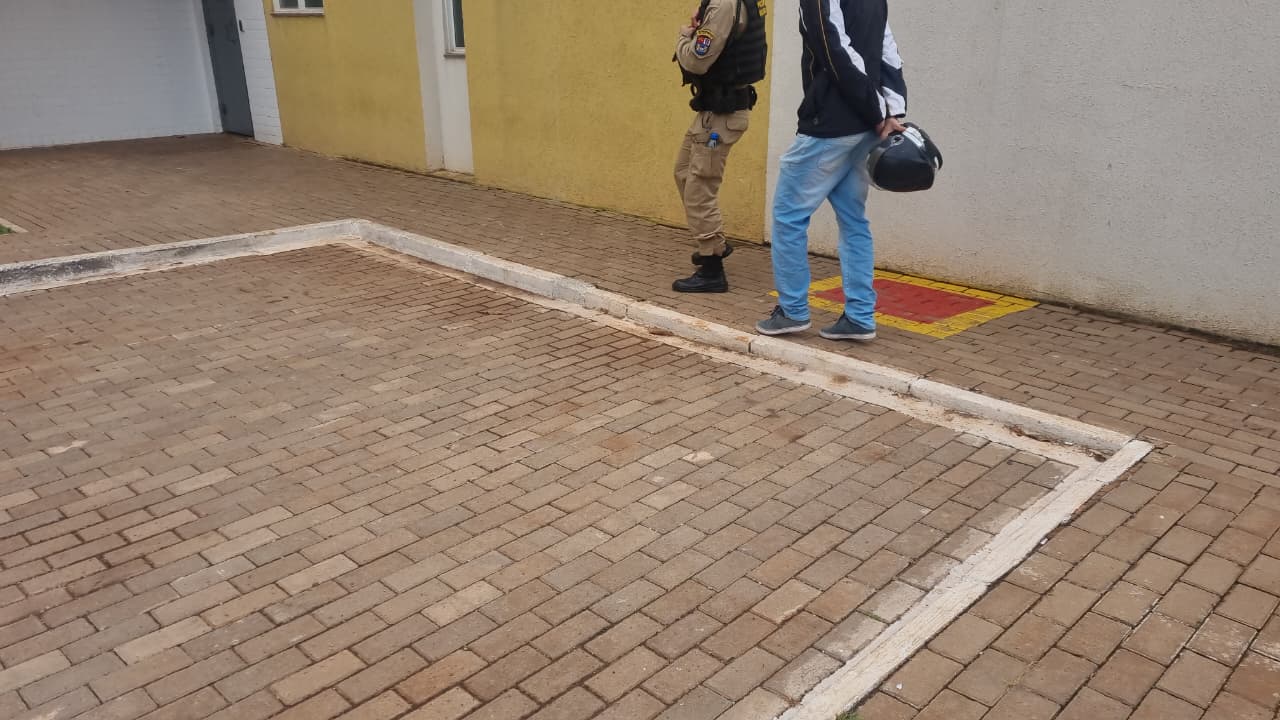 Adolescente sem CNH é flagrado com drogas em moto irregular na Região do Ciro Nardi