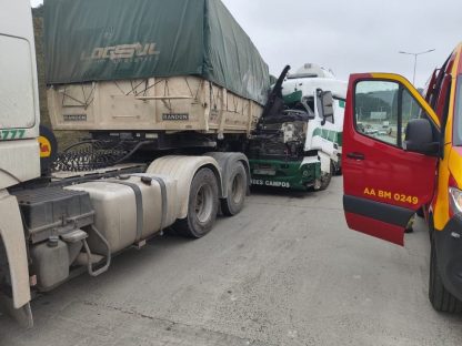 Motorista fica ferido em colisão traseira na PR-092, na Rodovia dos Minérios