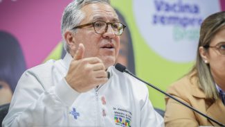 Ministro faz apelo por atualização da caderneta vacinal das crianças