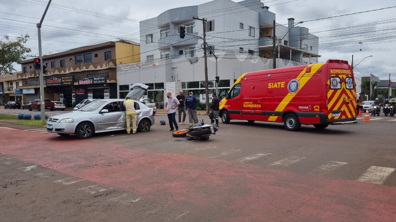 Acidente entre Astra e moto deixa homem ferido no Centro de Cascavel