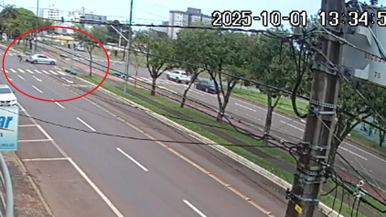 Câmera flagra acidente entre Astra e moto no Centro de Cascavel