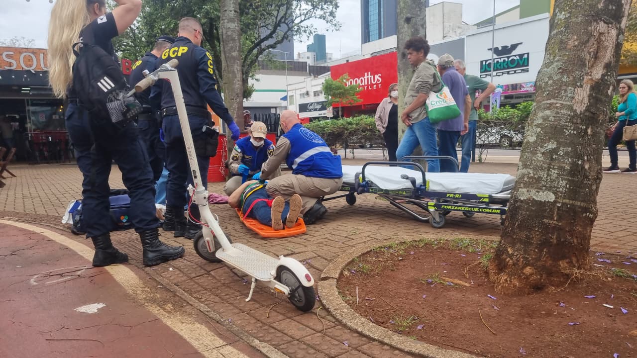 Idosa de 72 anos sofre queda de patinete e é socorrida no Centro de Cascavel Idosa de 72 anos sofre queda de patinete e é socorrida no Centro de Cascavel
