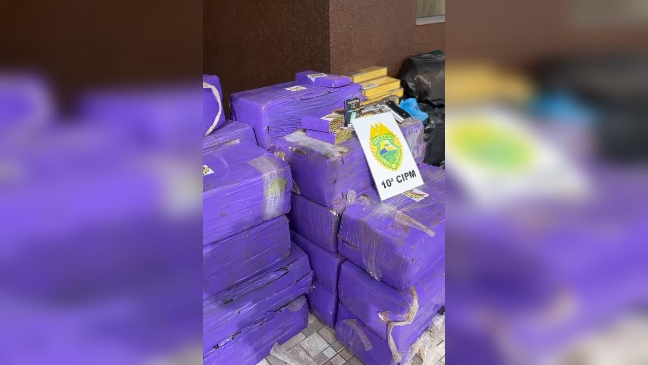 PMPR prende jovem e apreende quase meia tonelada de maconha, arma e cigarros PMPR prende jovem e apreende quase meia tonelada de maconha, arma e cigarros