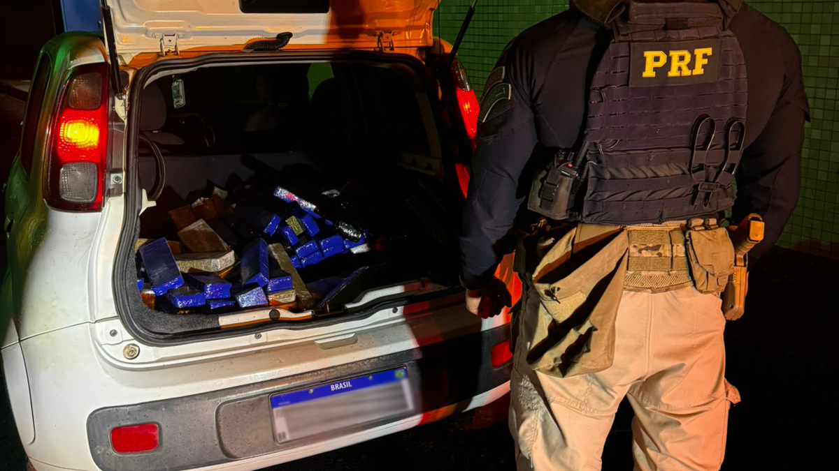 PRF apreende 209 quilos de maconha após perseguição na BR-277 em Céu Azul PRF apreende 209 quilos de maconha após perseguição na BR-277 em Céu Azul