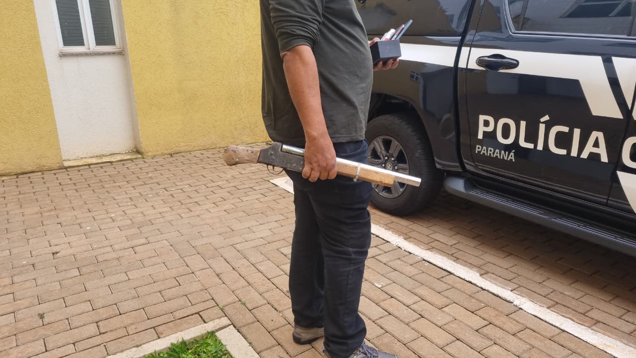 Ao cumprir mandado no Santa Cruz, Polícia Civil localiza arma artesanal e prende dois indivíduos Ao cumprir mandado no Santa Cruz, Polícia Civil localiza arma artesanal e prende dois indivíduos