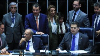 Senado aprova projeto que proíbe empréstimo consignado não autorizado Senado aprova projeto que proíbe empréstimo consignado não autorizado