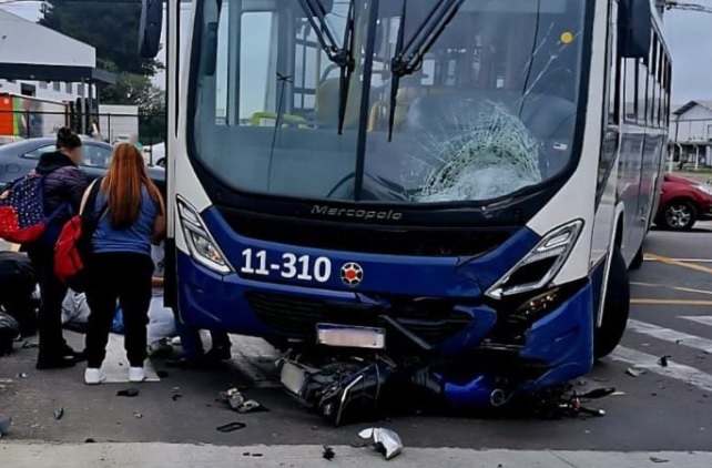Motociclista sofre múltiplas fraturas em acidente com ônibus e é socorrido de helicóptero Motociclista sofre múltiplas fraturas em acidente com ônibus e é socorrido de helicóptero