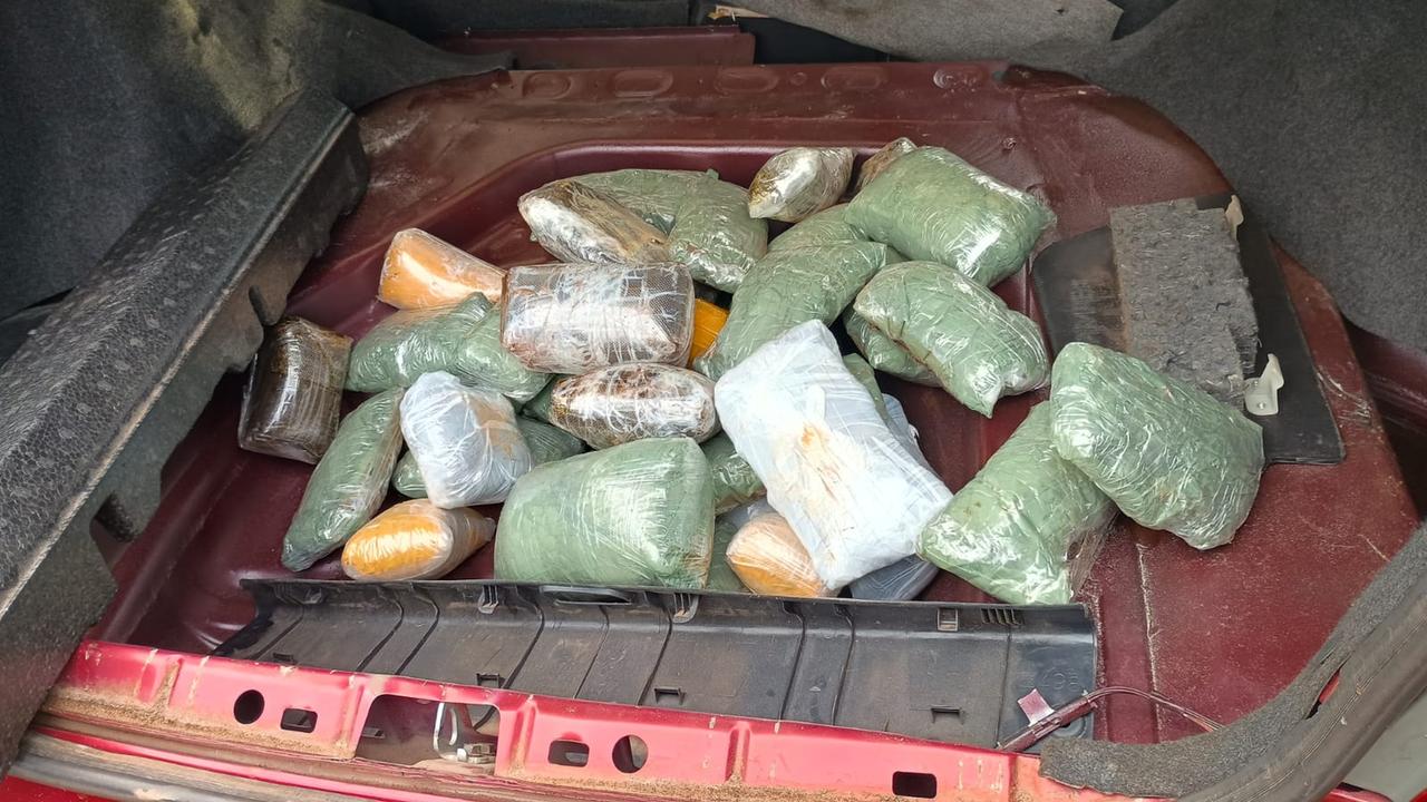 PRF apreende maconha escondida em fundo falso de veículo em Ubiratã PRF apreende maconha escondida em fundo falso de veículo em Ubiratã