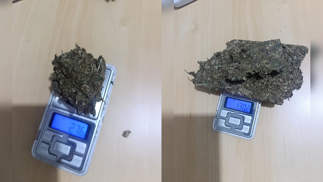 Porções de maconha são apreendidas durante abordagem da PM no São Cristóvão Porções de maconha são apreendidas durante abordagem da PM no São Cristóvão