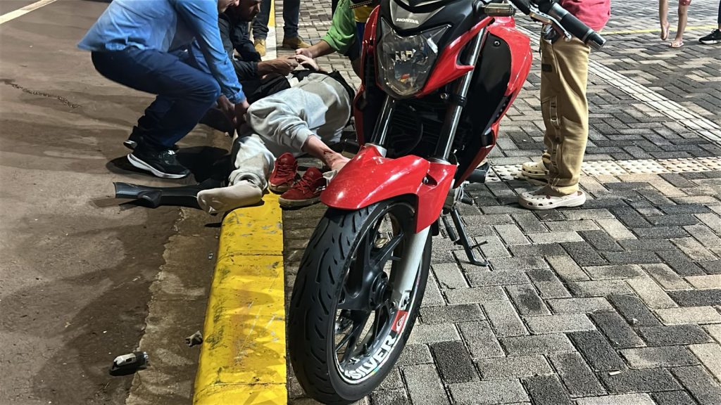 Motociclista tem suspeita de fratura no tornozelo ao colidir contra carro na Rua Ipanema