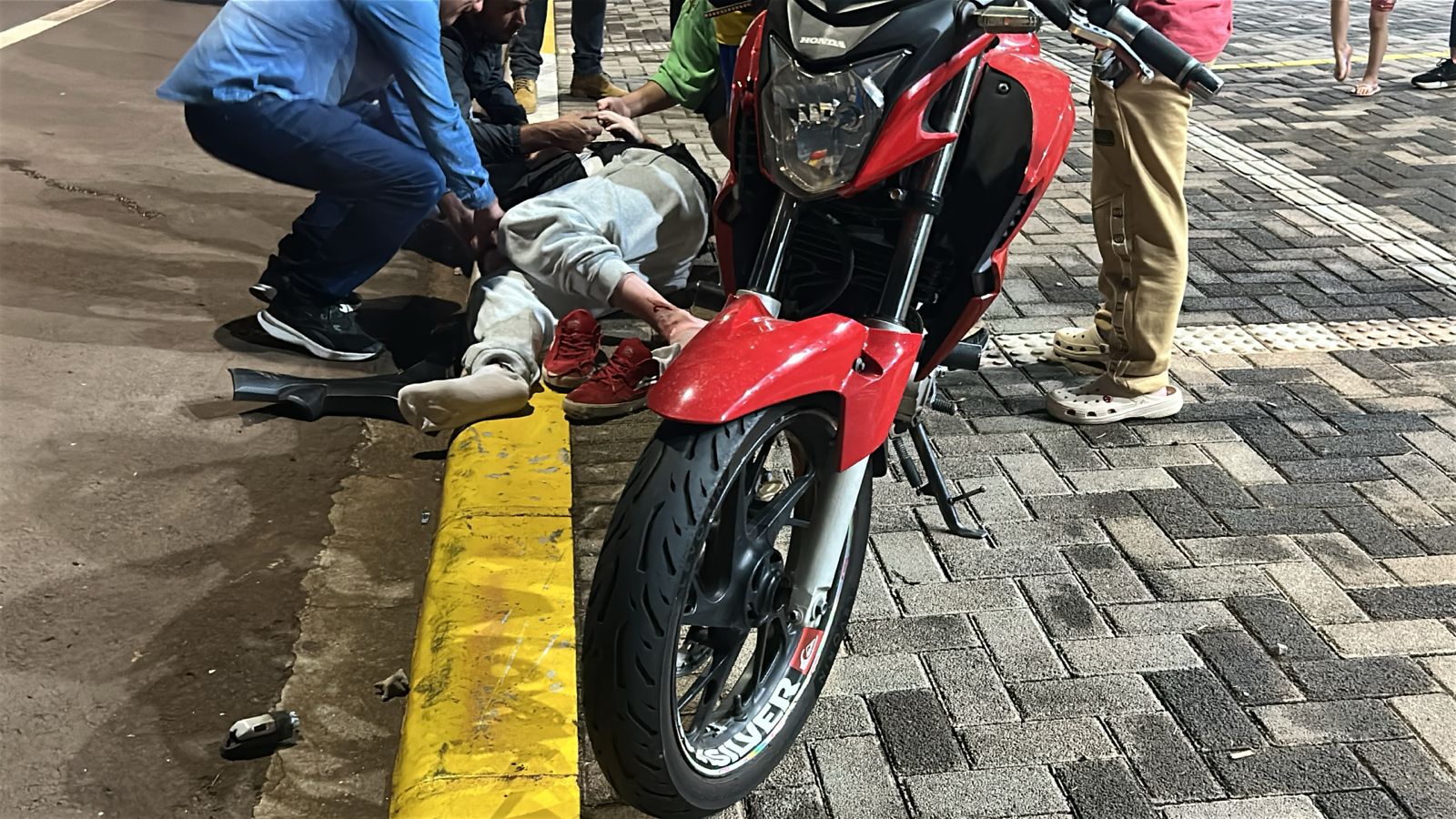 Motociclista tem suspeita de fratura no tornozelo ao colidir contra carro na Rua Ipanema Motociclista tem suspeita de fratura no tornozelo ao colidir contra carro na Rua Ipanema