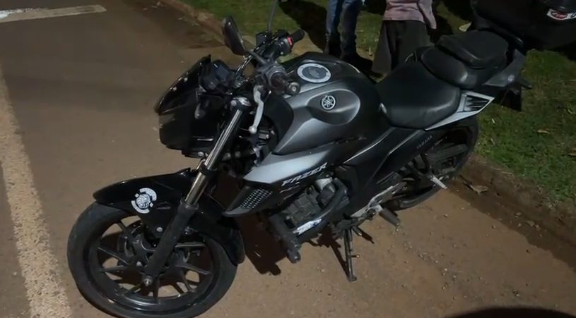 Motorista foge após colisão contra moto na Avenida das Pombas