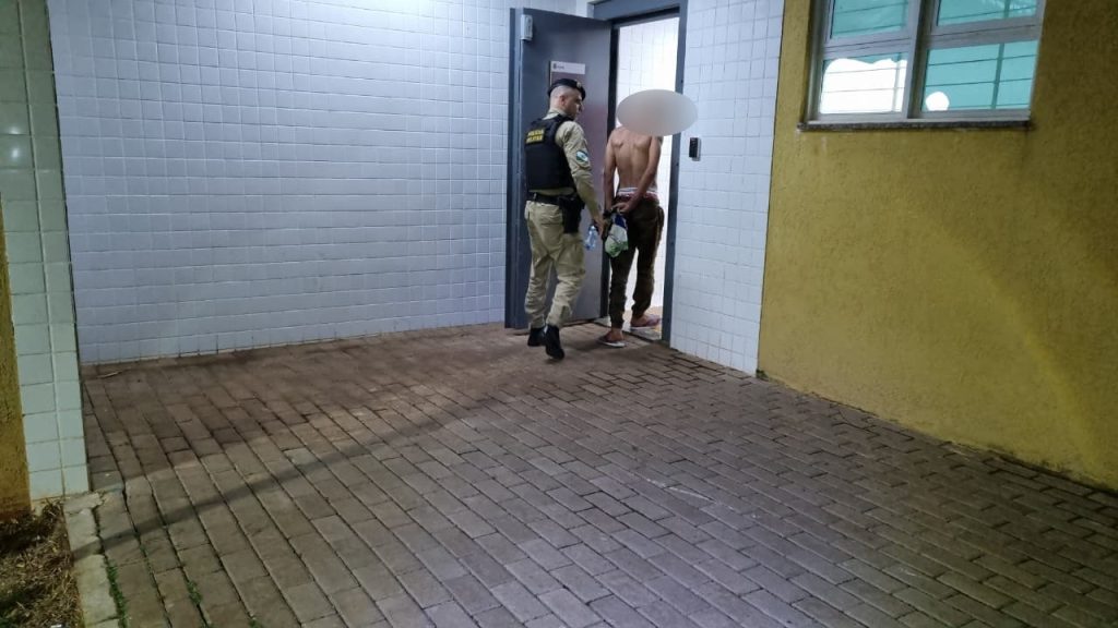 Motorista é detido por embriaguez após acidente no Bairro Periolo em Cascavel Motorista é detido por embriaguez após acidente no Bairro Periolo em Cascavel