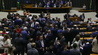 Câmara aprova isenção do IR para quem ganha até R$ 5 mil Câmara aprova isenção do IR para quem ganha até R$ 5 mil