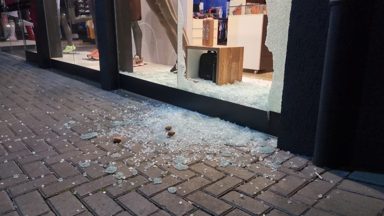 Loja de artigos esportivos tem vitrine estourada e roupas furtadas no Centro de Cascavel