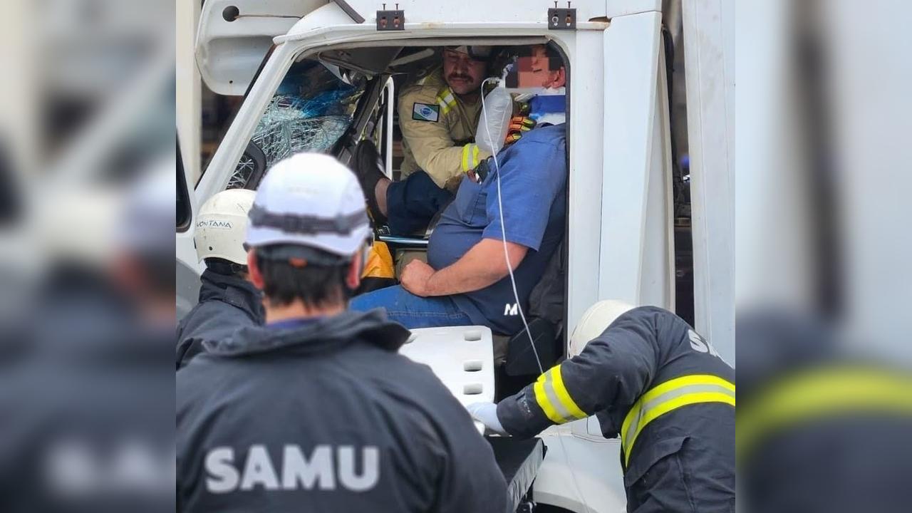 Colisão entre três caminhões deixa motorista preso as ferragens na PR-317, em Maringá