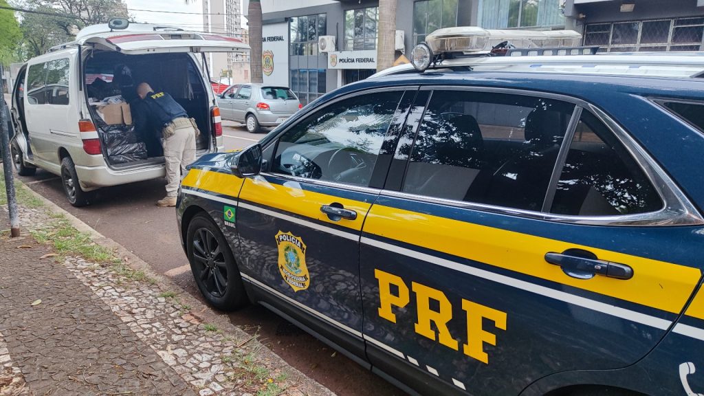Veículo paraguaio abarrotado de cigarros é apreendido pela PRF em Cascavel; condutor foi preso