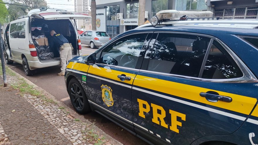 Veículo paraguaio abarrotado de cigarros é apreendido pela PRF em Cascavel; condutor foi preso