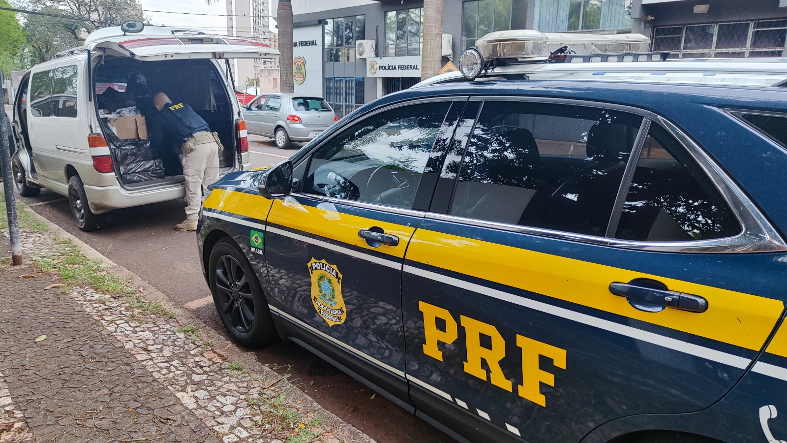 Veículo paraguaio abarrotado de cigarros é apreendido pela PRF em Cascavel; condutor foi preso
