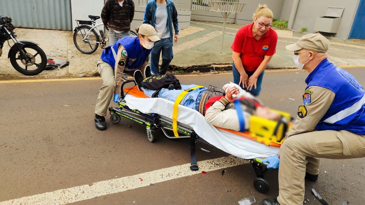 Jovem fica ferida após colisão traseira entre moto e carro na Rua Antonina