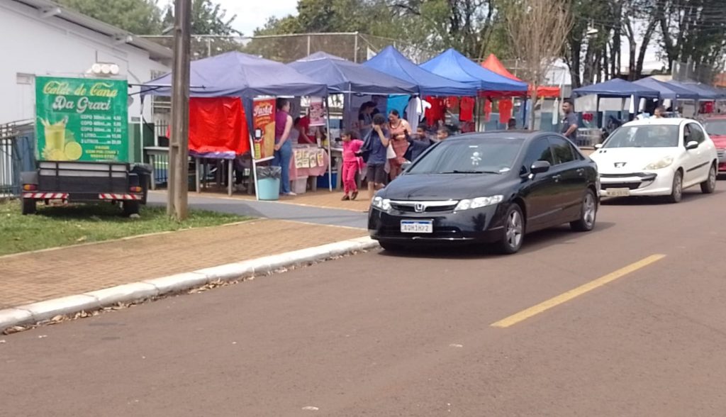 Feira movimenta o bairro Periolo com produtos acessíveis e atrações gastronômicas