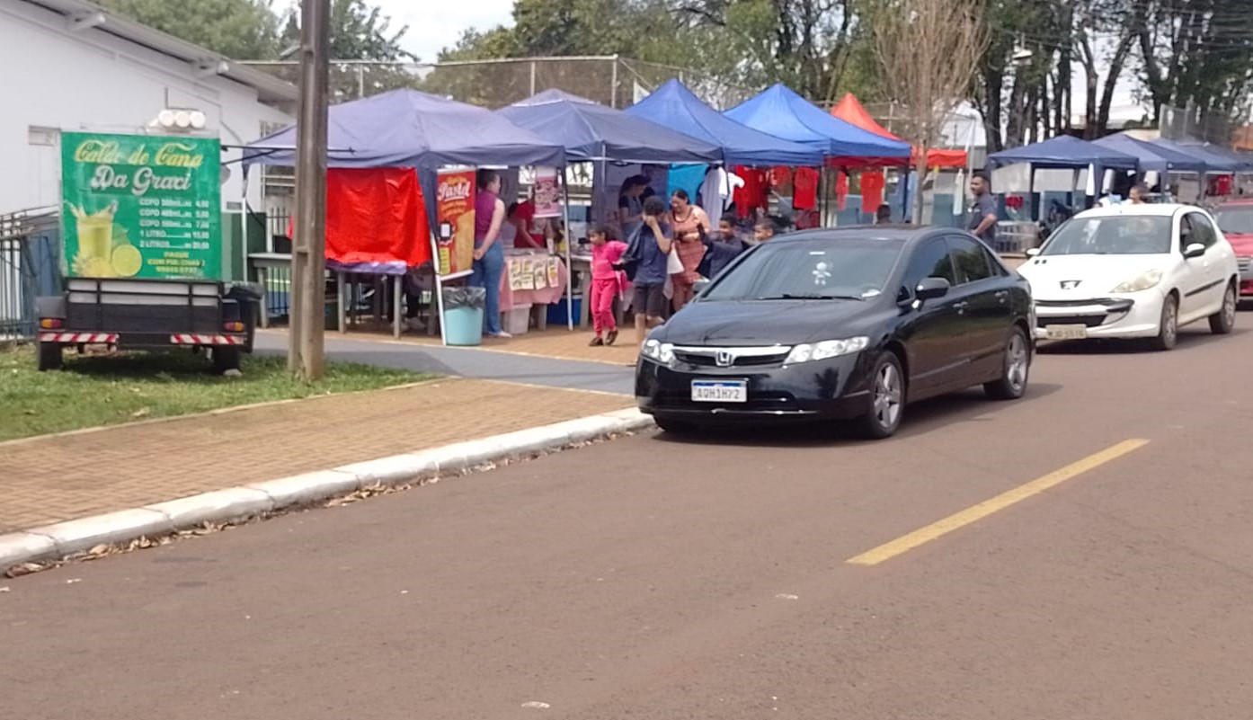 Feira movimenta o bairro Periolo com produtos acessíveis e atrações gastronômicas