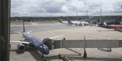 Avião supera ônibus como segundo meio mais comum de viagens pessoais Imagem referente a Avião supera ônibus como segundo meio mais comum de viagens pessoais