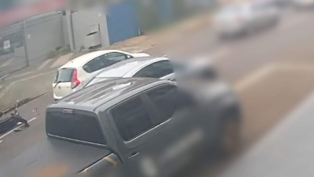 Câmera de segurança registra momento de acidente entre Palio e moto na rua Antonina em Cascavel