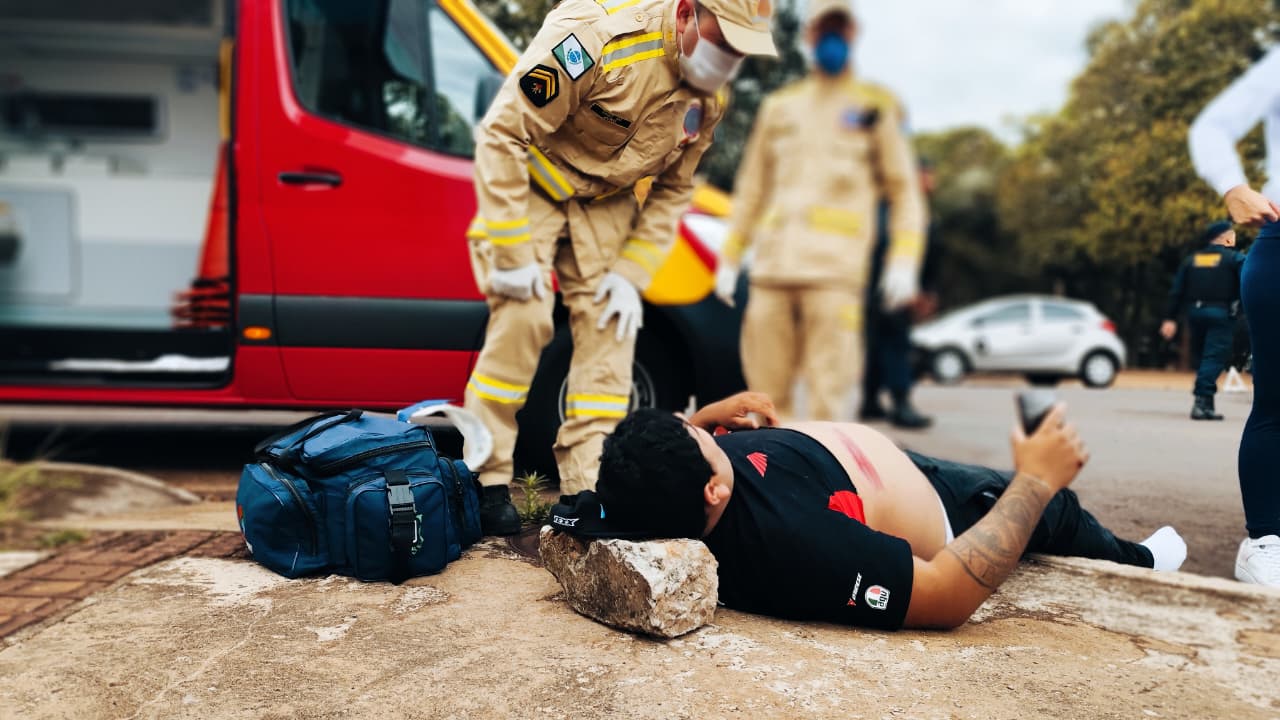 Motociclista fica ferido após colisão com HB20 em frente ao Zoológico de Cascavel