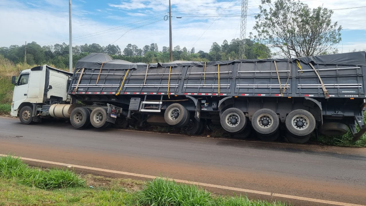 Carreta tomba em barranco no Contorno Oeste, em Cascavel