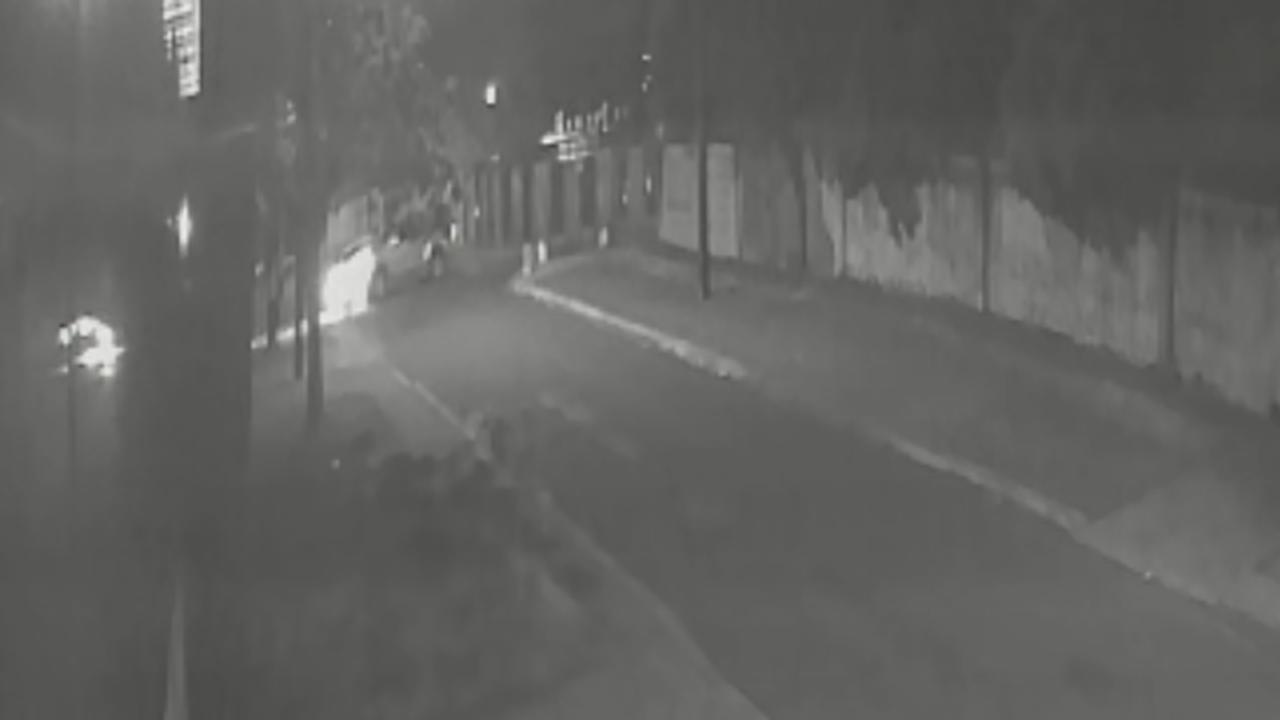 Câmera flagra colisão entre carro e caminhonete no Alto Alegre