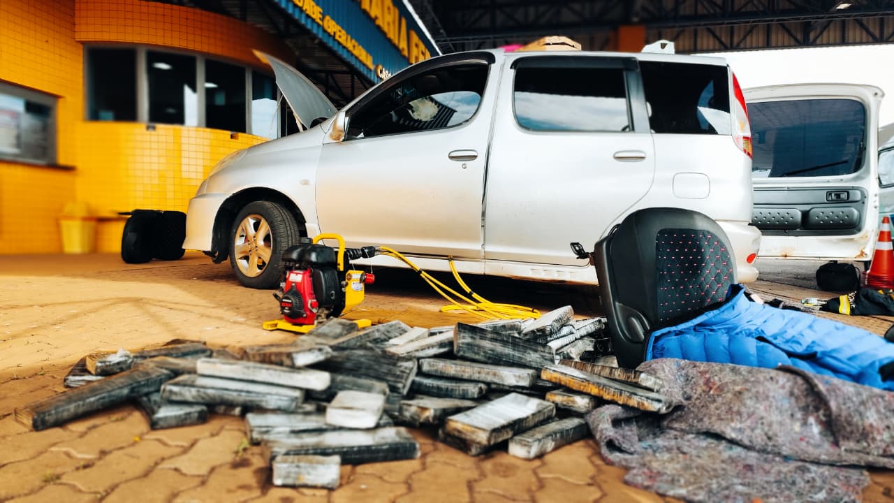 PRF 'desmonta' carro e apreende grande quantidade de maconha em Cascavel