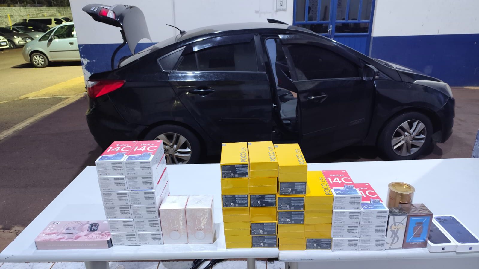 Perfumes e celulares são apreendidos pela PM no Bairro Santos Dumont, em Cascavel
