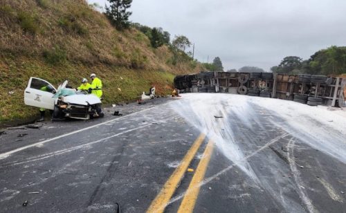 Motorista em carro de prefeitura morre na hora em grave acidente com caminhão