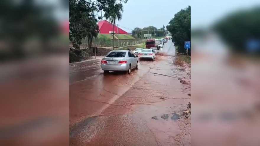Chuva intensa e enxurrada causam transtornos na BR-163, em Lindoeste
