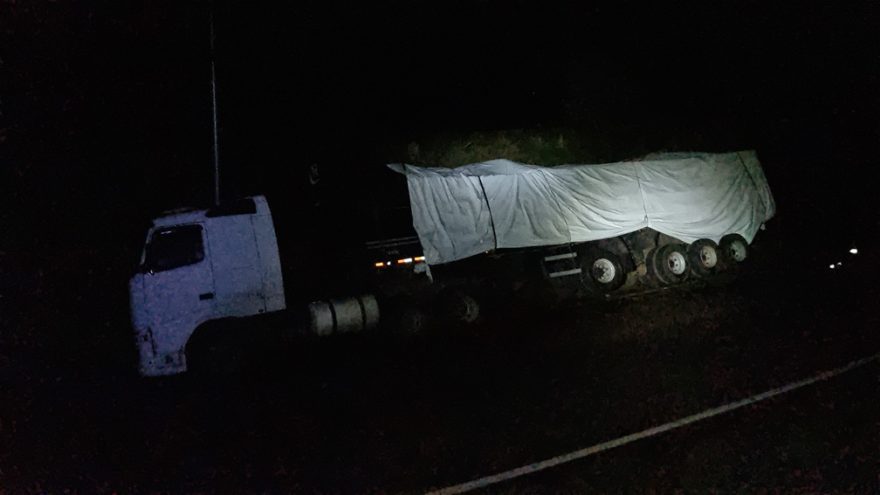 Carreta segue tombada em trecho escuro no Contorno Oeste em Cascavel