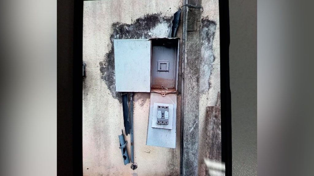 Ladrão escala muro e furta 12 kg de fios de cobre em associação de Cascavel Ladrão escala muro e furta 12 kg de fios de cobre em associação de Cascavel