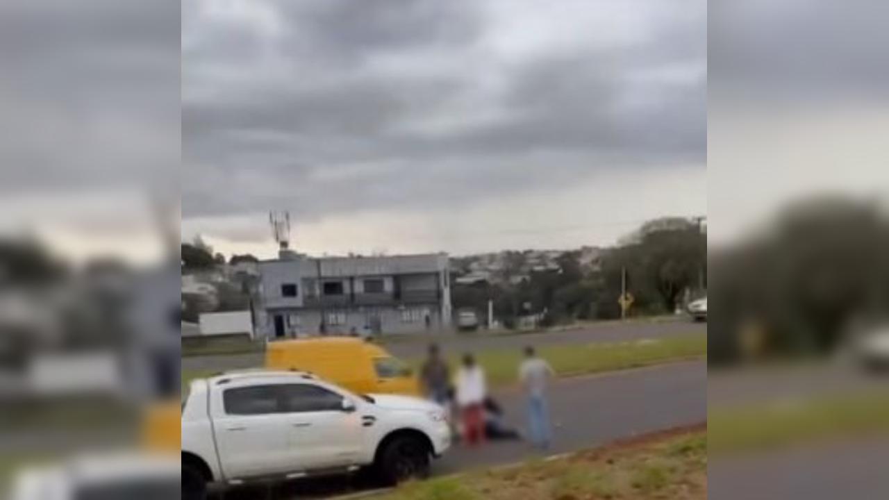 Mulher é atropelada por caminhonete na BR-158 em Pato Branco Imagem referente a Mulher é atropelada por caminhonete na BR-158 em Pato Branco