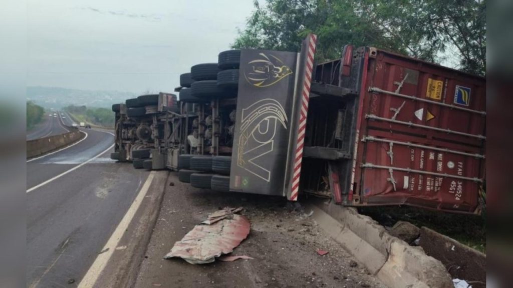Carreta tomba na BR-277 e motorista fica ferido em São Miguel do Iguaçu
