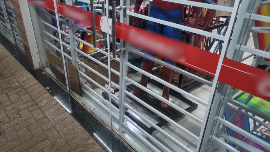 Loja de departamentos é alvo de tentativa de arrombamento na Avenida Papagaios