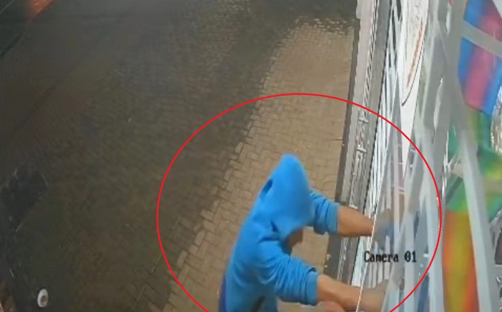 Dupla é flagrada por câmeras tentando arrombar comércio no Floresta