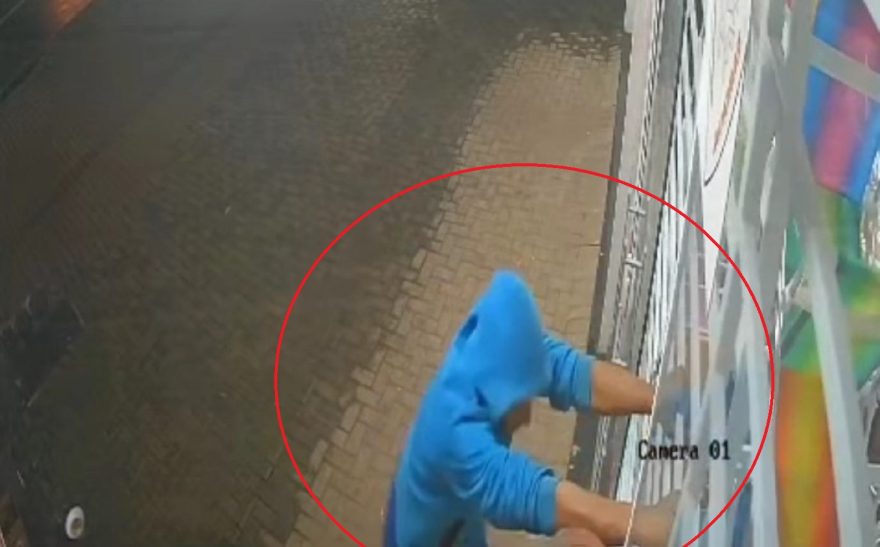 Dupla é flagrada por câmeras tentando arrombar comércio no Floresta
